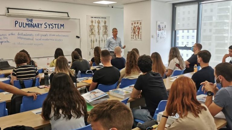 מהי המכינה ללימודי רפואה (תמונה של כיתת בתל אביב של מדיקל דוקטור אקדמי)